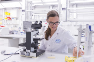 Mit einer Berufslehre bei Roche setzen Sie ein Zeichen für ein besseres Leben. Die Angebote der Roche-Berufsbildung