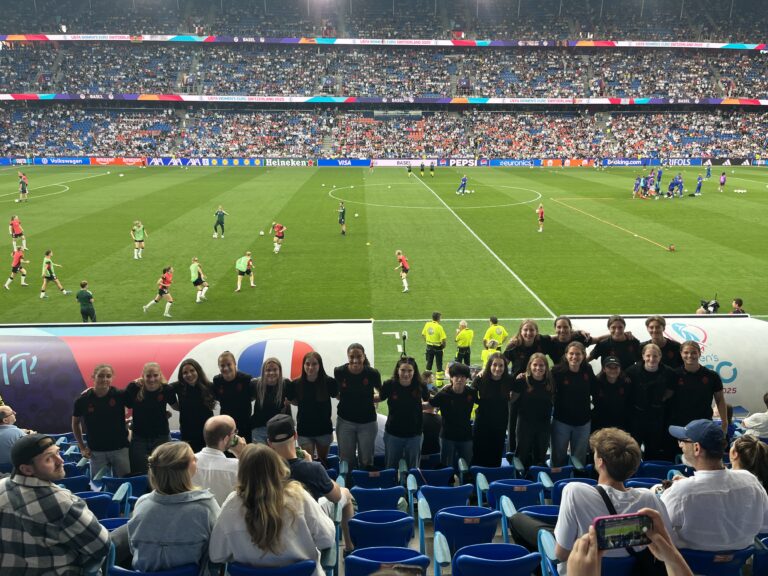 Amazon: viel Freude für über 700 Fans und Juniorinnen an der UEFA Women’s Euro 2025