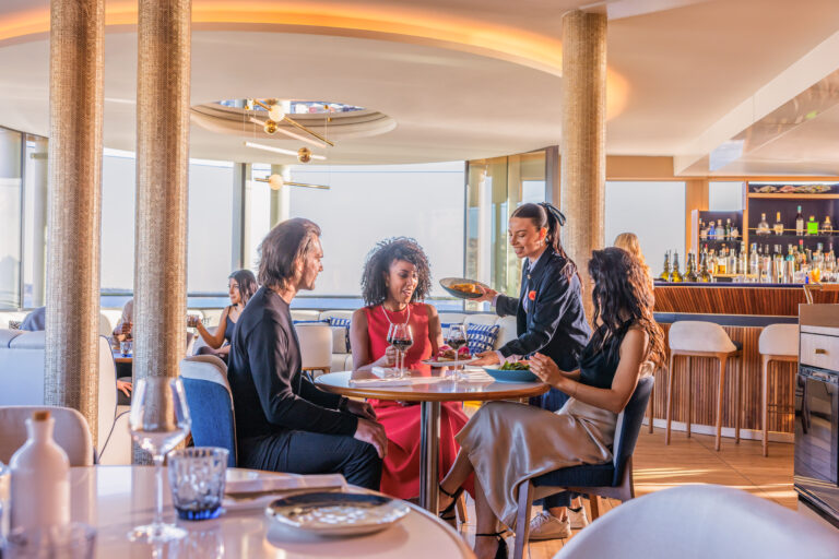 „Whycations“, Mehrgenerationenreisen, Urlaubsplanung: Die Reisetrends von Hilton für 2026