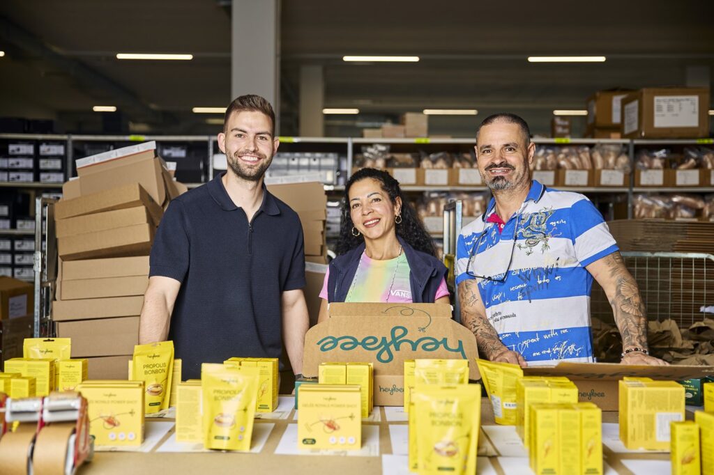 Schweizer KMU bauen mit Amazon ihr Exportgeschäft trotz dem anspruchsvollen Umfeld weiter aus Das Team von heybee: Schweizer Bienenprodukte erfolgreich in der DACH-Region – auch über Amazon.