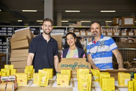 Schweizer KMU bauen mit Amazon ihr Exportgeschäft trotz dem anspruchsvollen Umfeld weiter aus Das Team von heybee: Schweizer Bienenprodukte erfolgreich in der DACH-Region – auch über Amazon.