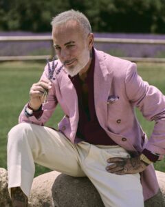 Gianluca Vacchi im hellrosa Leinen-Zweireiher von Hockerty am Lavendelfeld