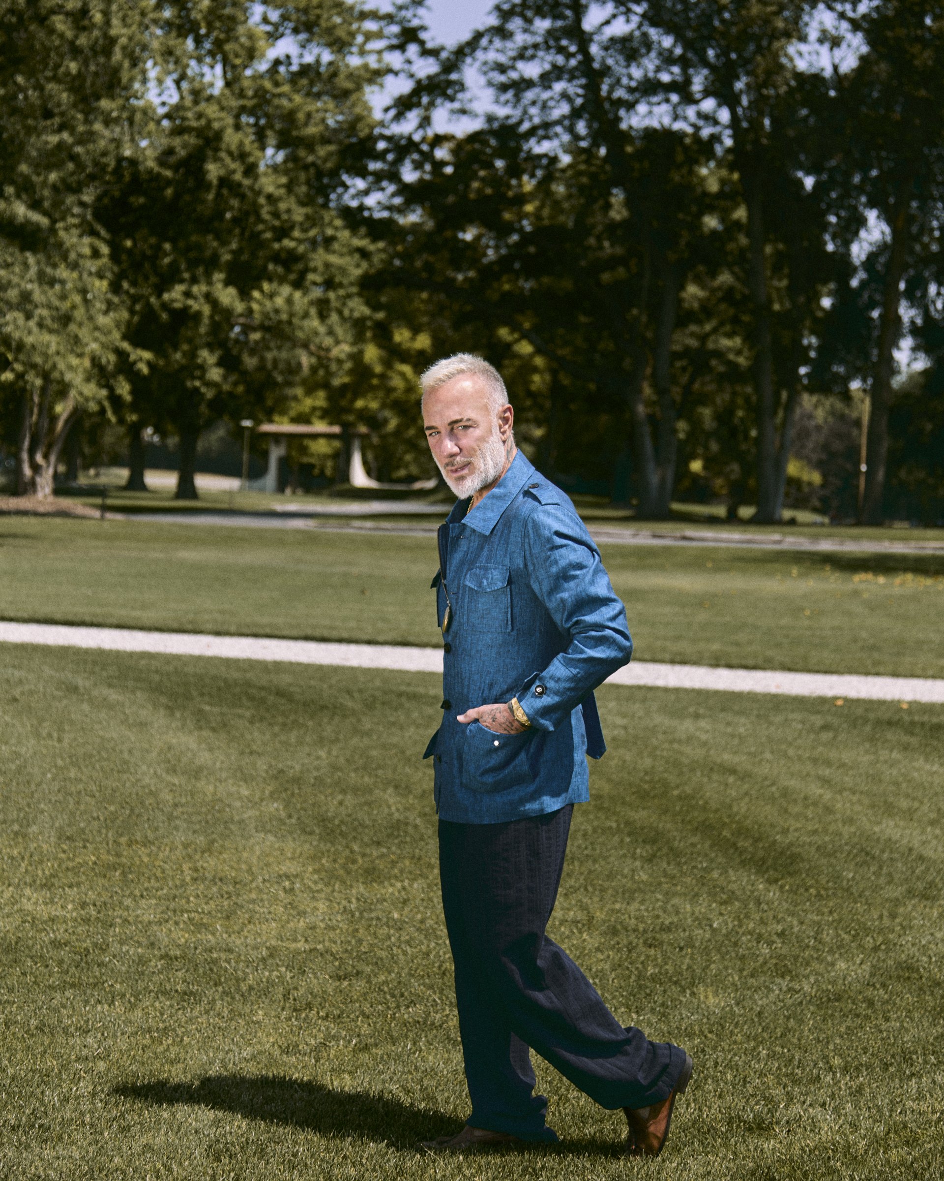 Gianluca Vacchi in der blauen Leinen-Field-Jacket von Hockerty