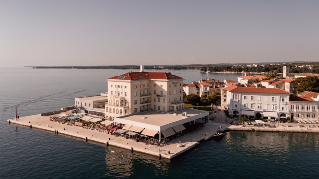 BO Hotel Palazzo: Premium-Hotellerie als Investition in Substanz Das BO Hotel Palazzo in erster Meereslage im historischen Stadtkern von Poreč, Istrien.